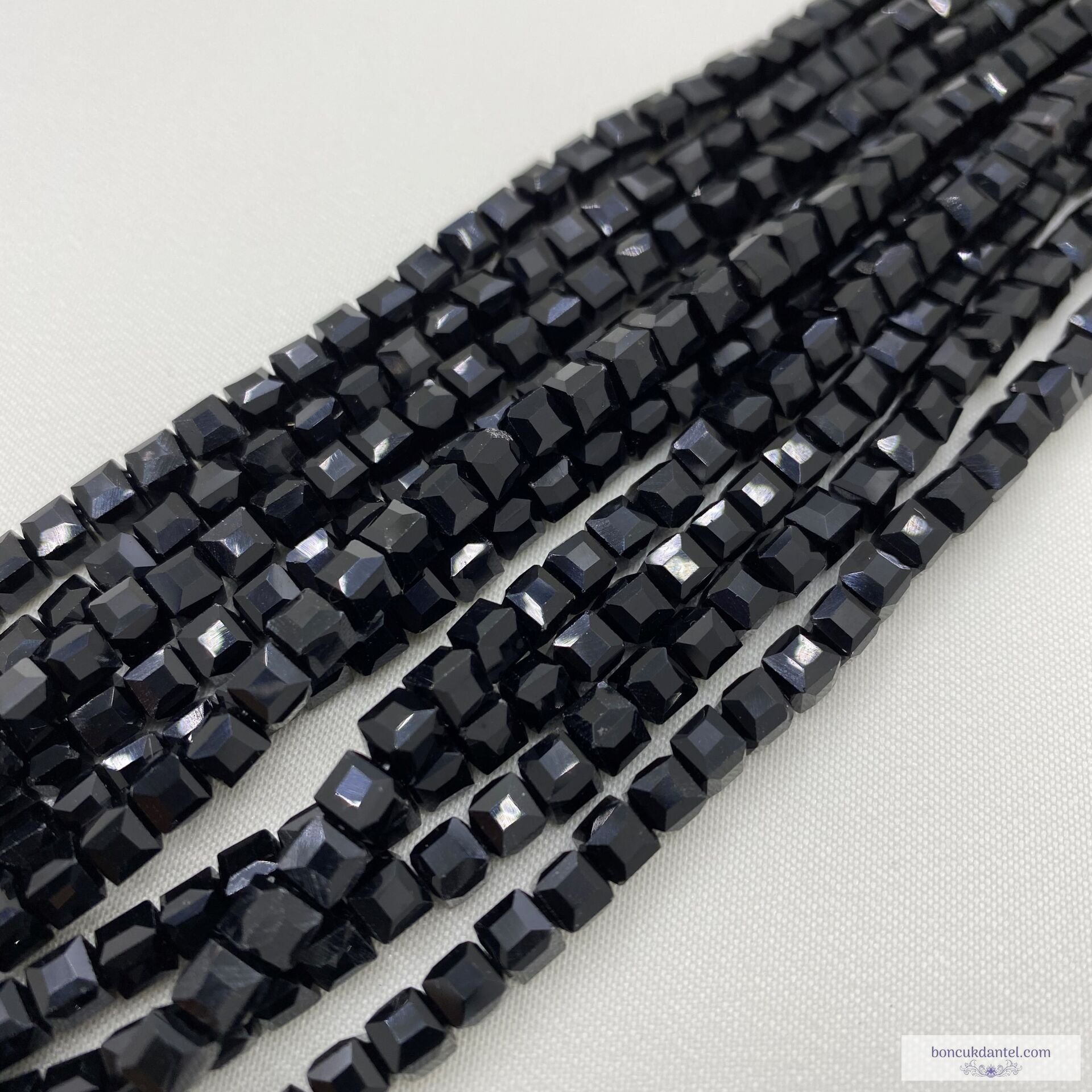4mm Küp Kesim Dizi Kristal - Siyah