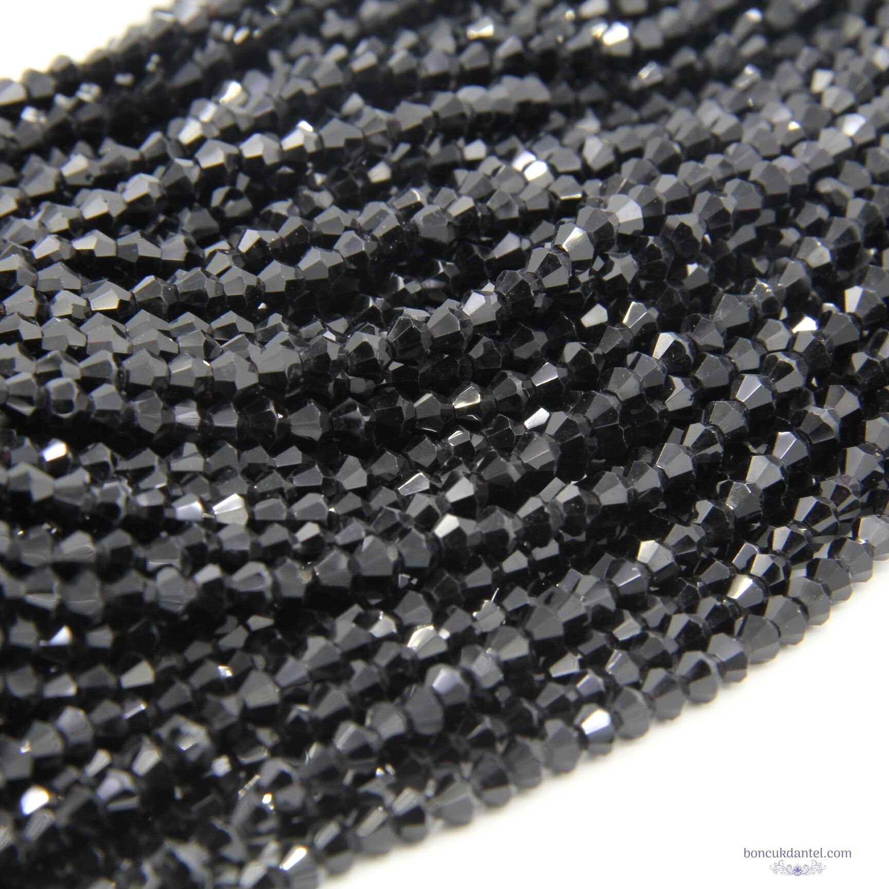 4mm Piramit Dizi Kristal Siyah