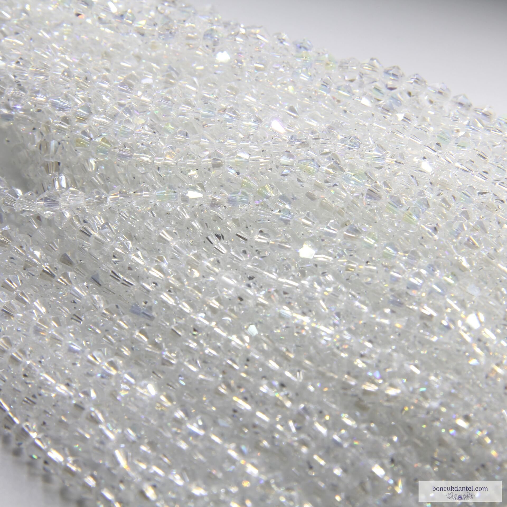4mm Piramit Dizi Kristal Az Janjanlı Şeffaf Cam Rengi 100 dizi