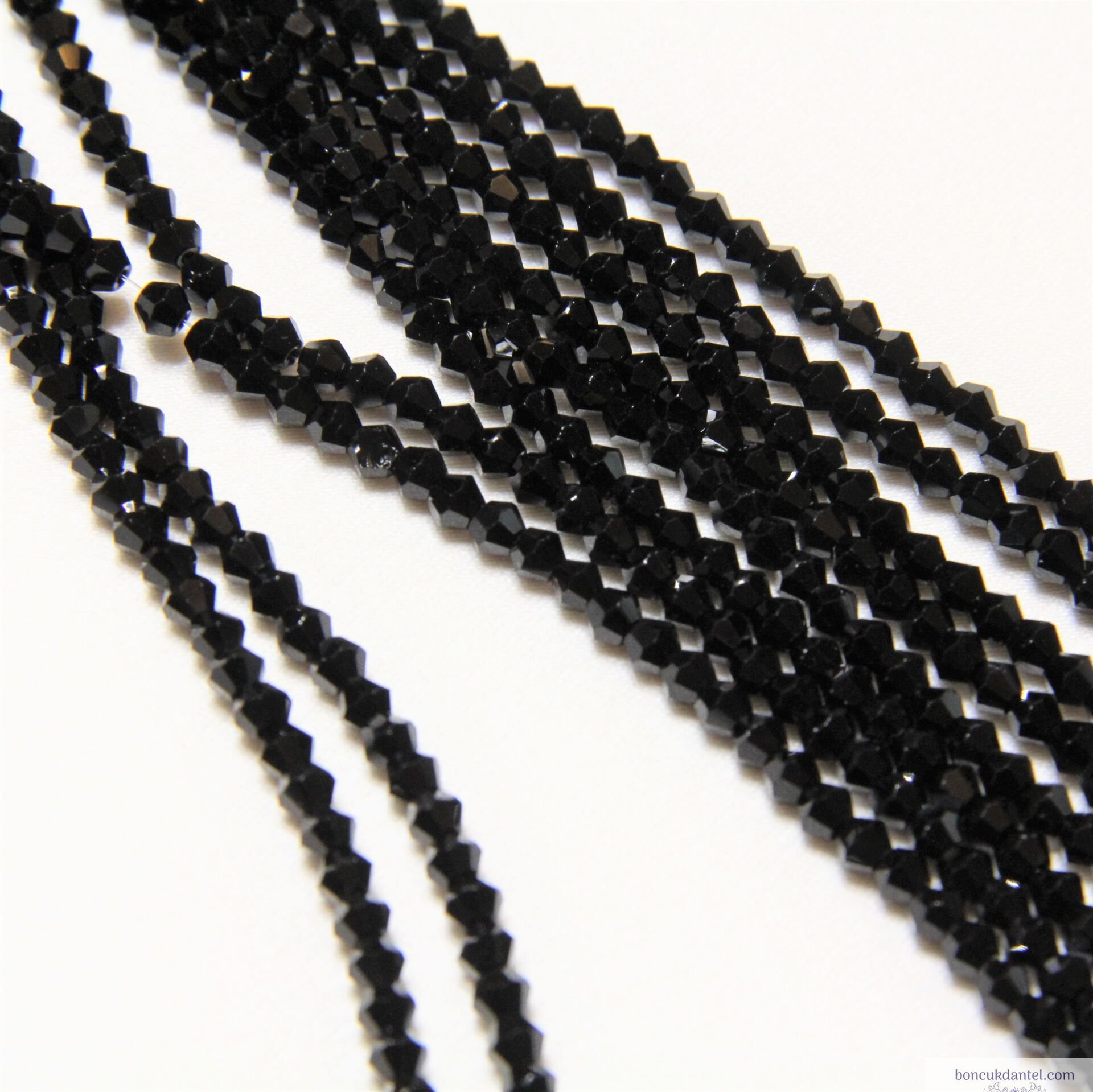 3mm Piramit Dizi Kristal Siyah Rengi