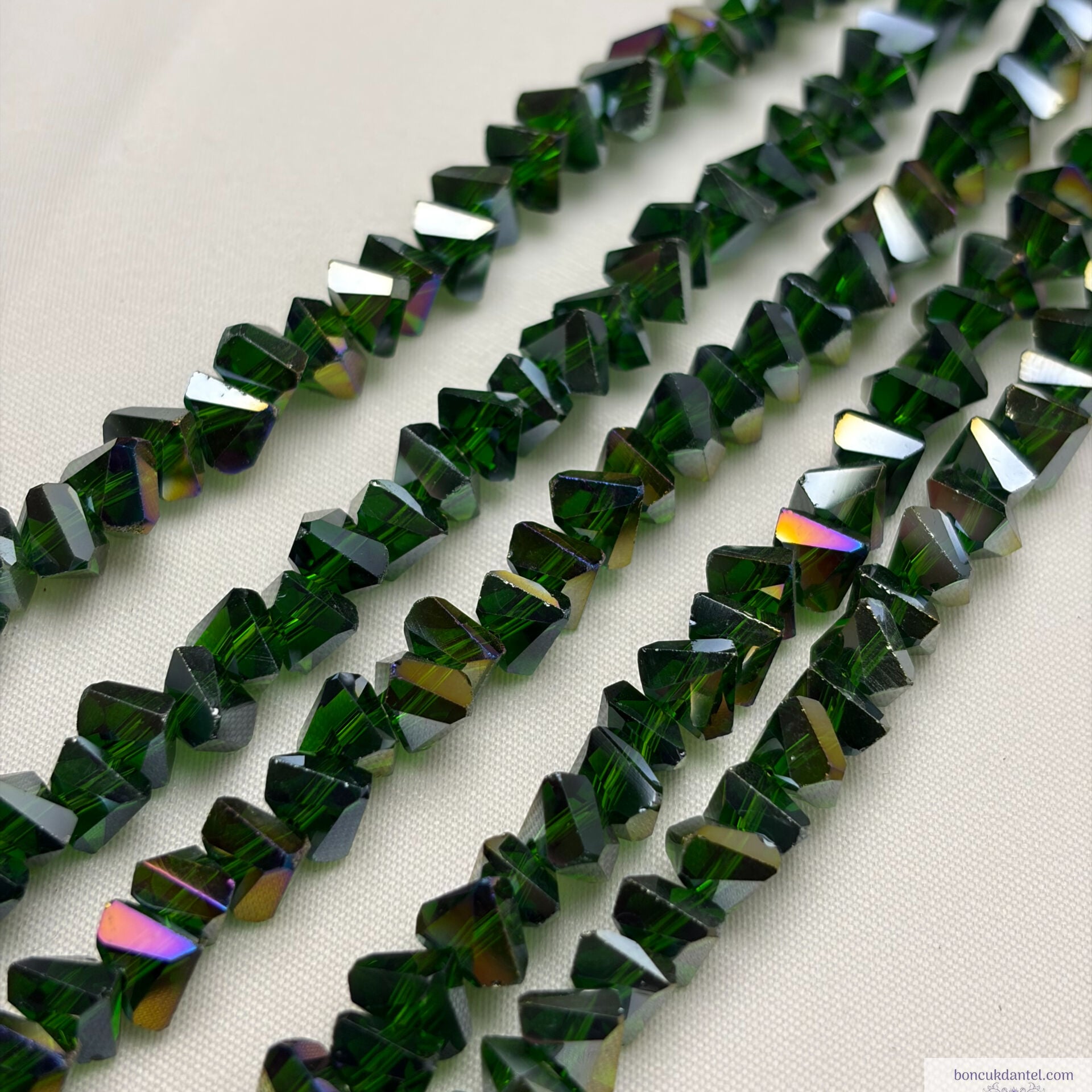 8mm Üçgen (Çapraz) Zümrüt Yeşili Rengi