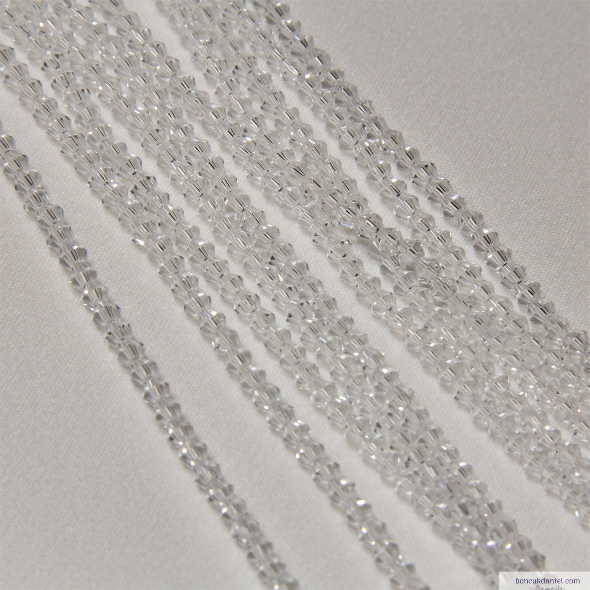 3mm Piramit Dizi Kristal Şeffaf Rengi
