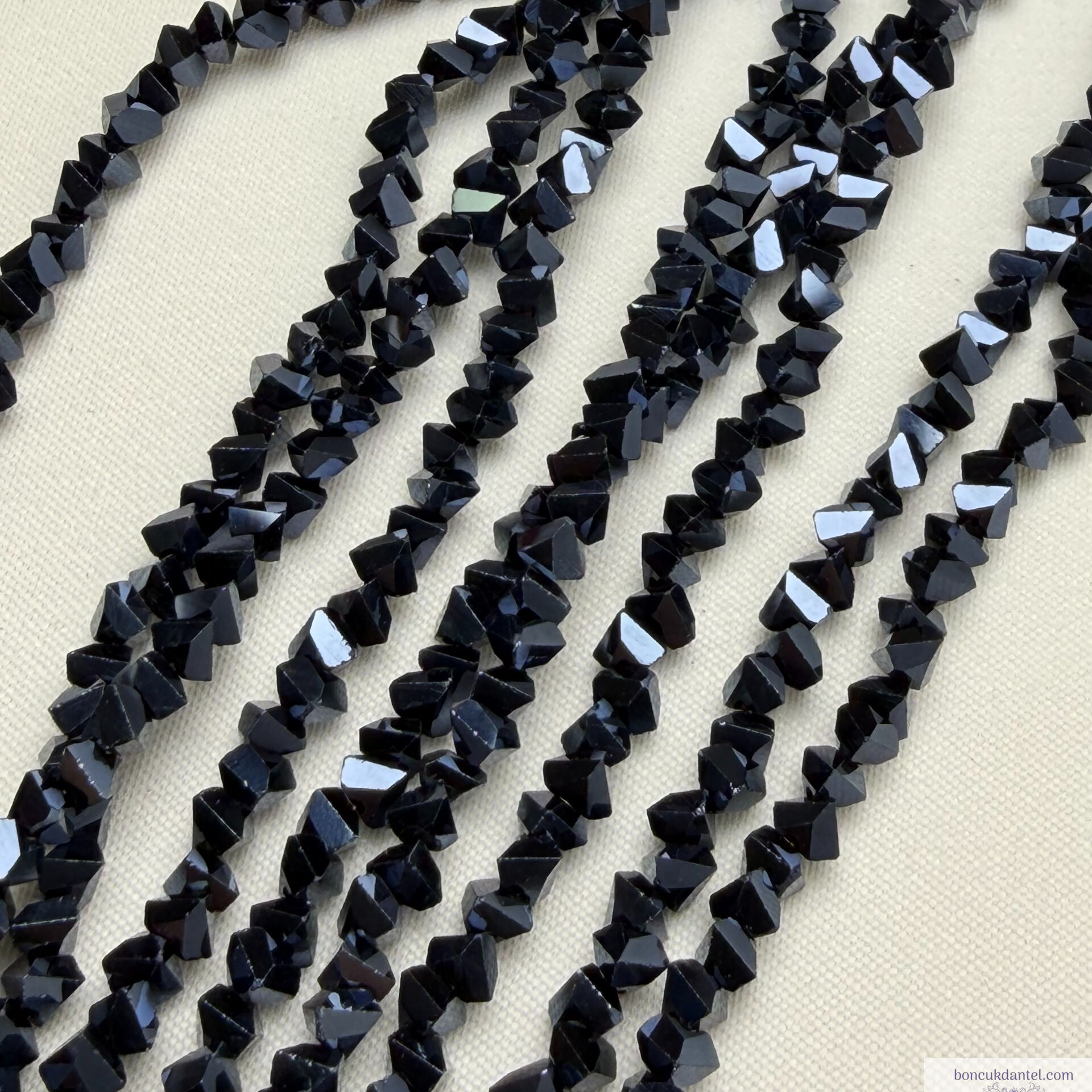 4mm Üçgen (Çapraz) Kristal Laci Rengi