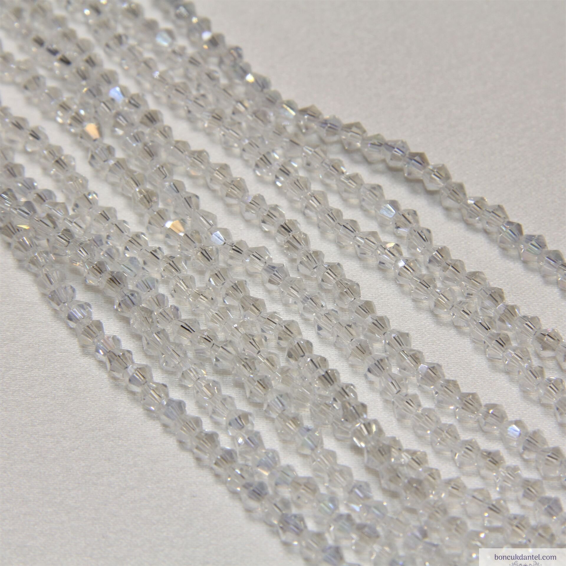 3mm Piramit Dizi Kristal Az janjanlı Şeffaf Rengi