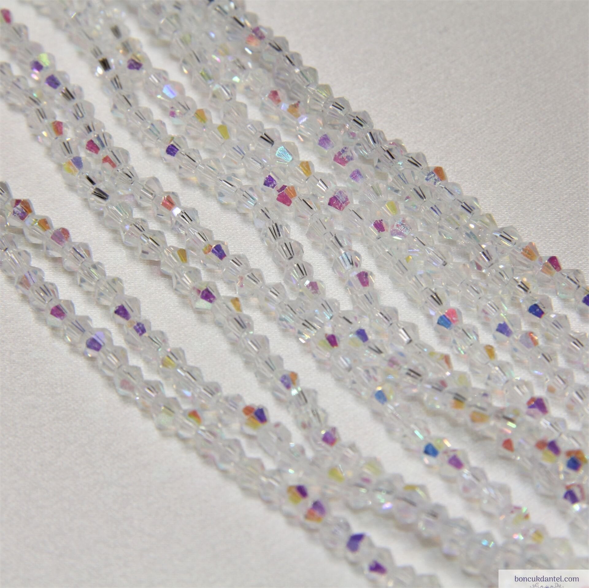 3mm Piramit Dizi Kristal Çok janjanlı Şeffaf Rengi