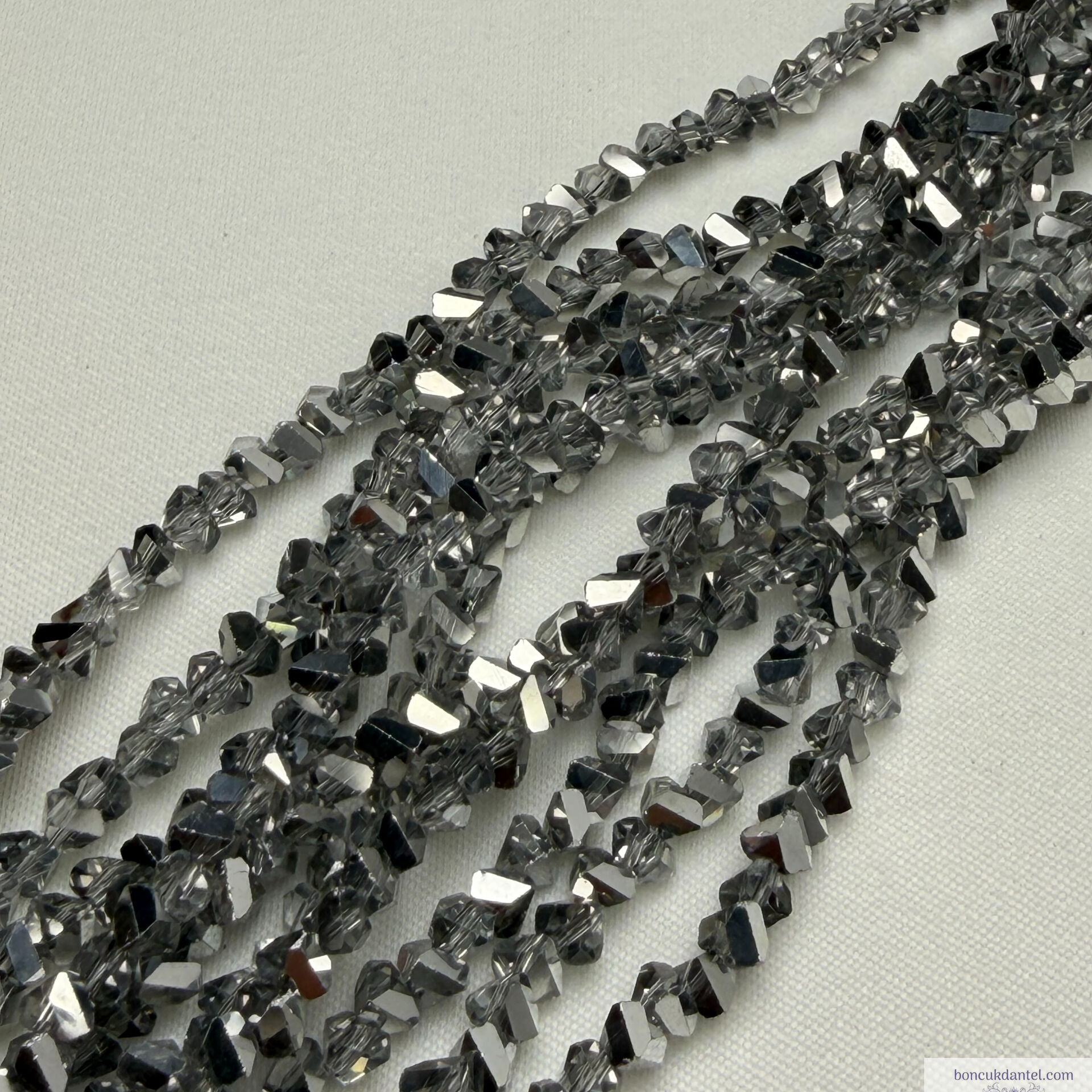 4mm Üçgen (Çapraz) Kristal Çift Gümüş Rengi