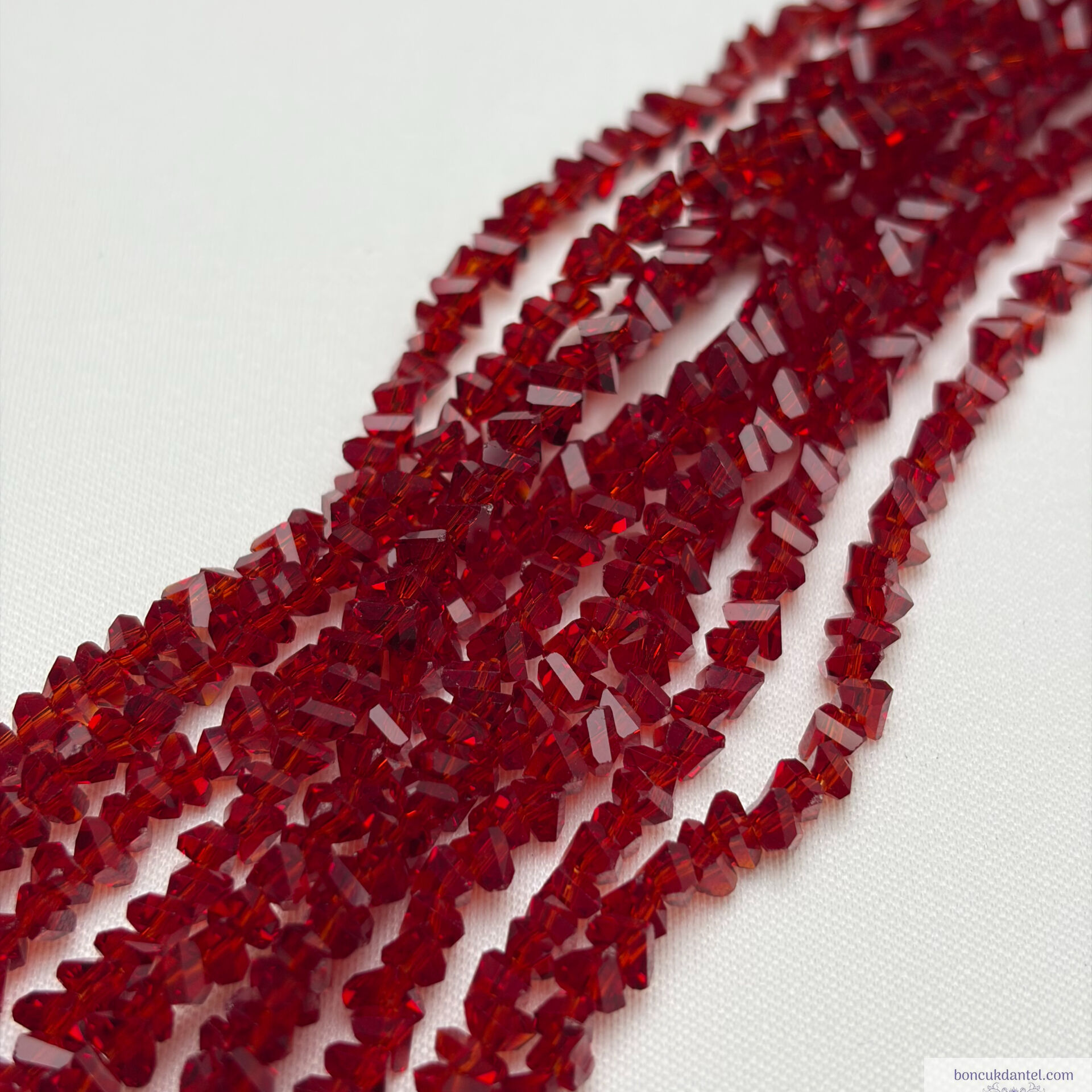 4mm Üçgen (Çapraz) Kristal Şeffaf Kırmızı Rengi