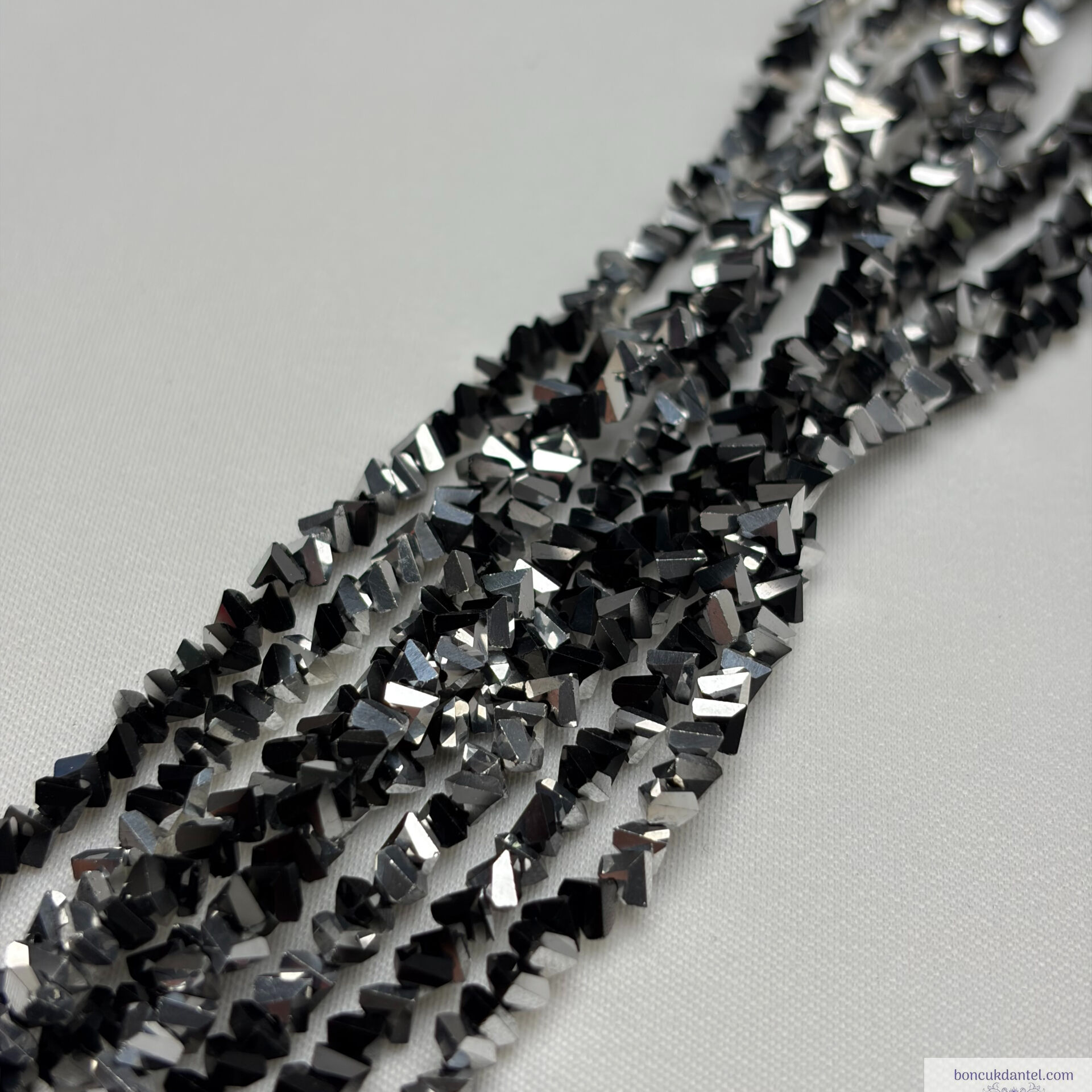 4mm Üçgen (Çapraz) Kristal Siyahlı Gümüşlü Rengi