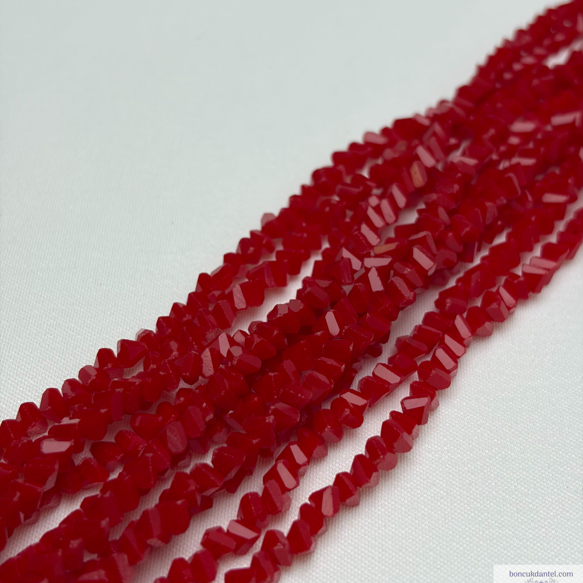 4mm Üçgen (Çapraz) Kristal Mat Kırmızı Rengi