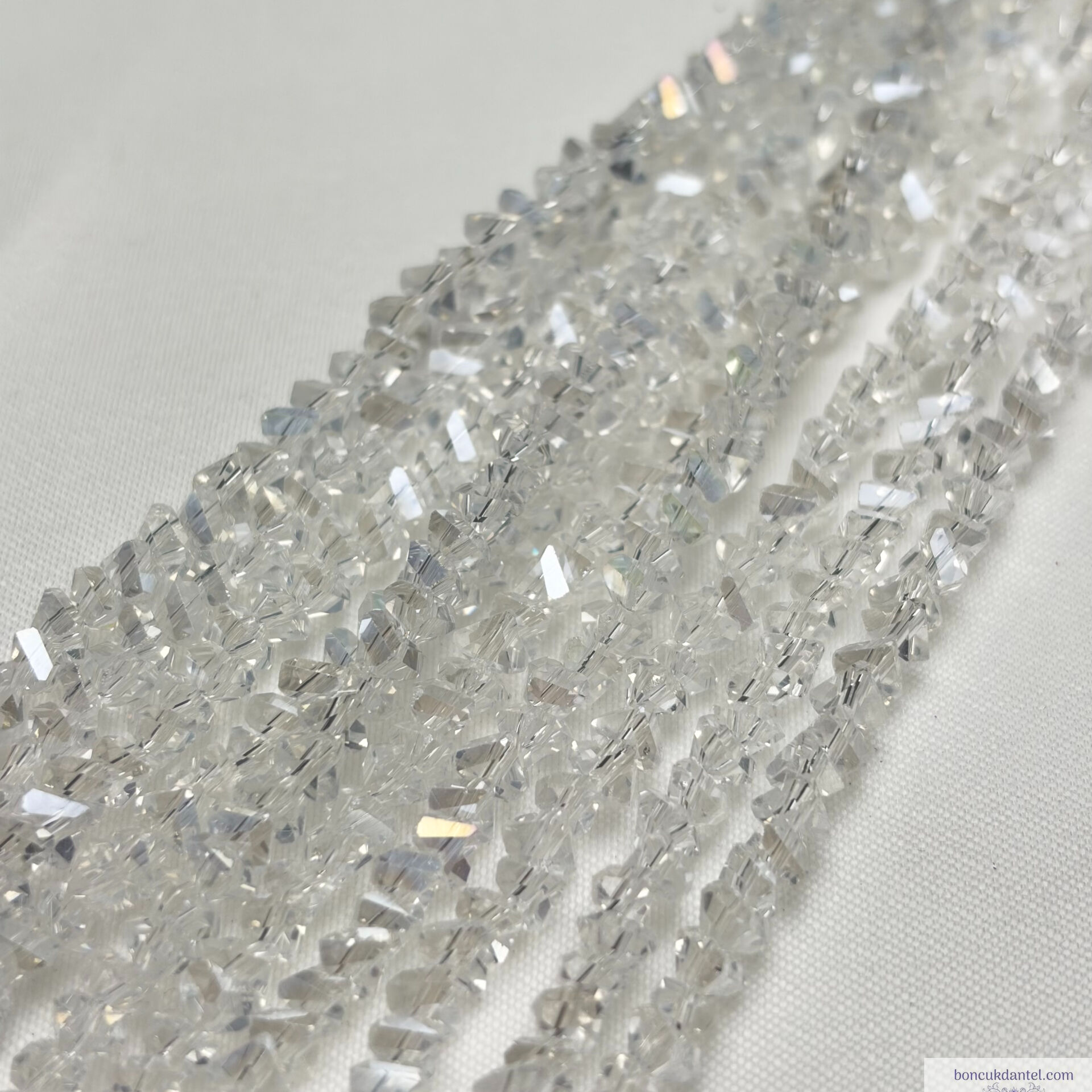 4mm Üçgen (Çapraz) Kristal Az Janjanlı Şeffaf Rengi