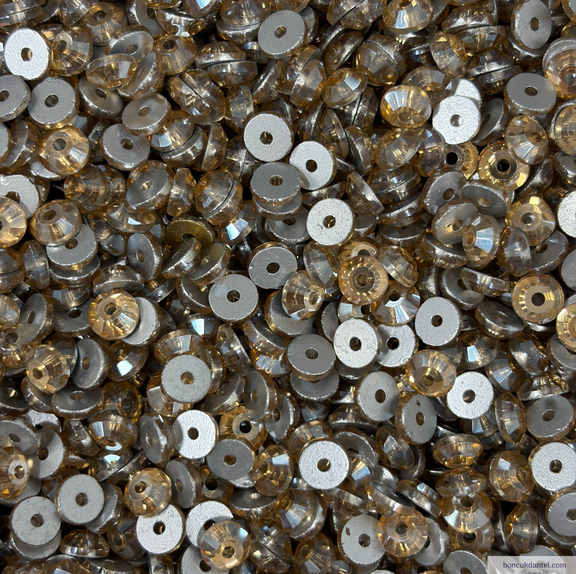 6mm  Dikme Cam Taş Gold Rengi - Ortadan Delikli Yuvarlak