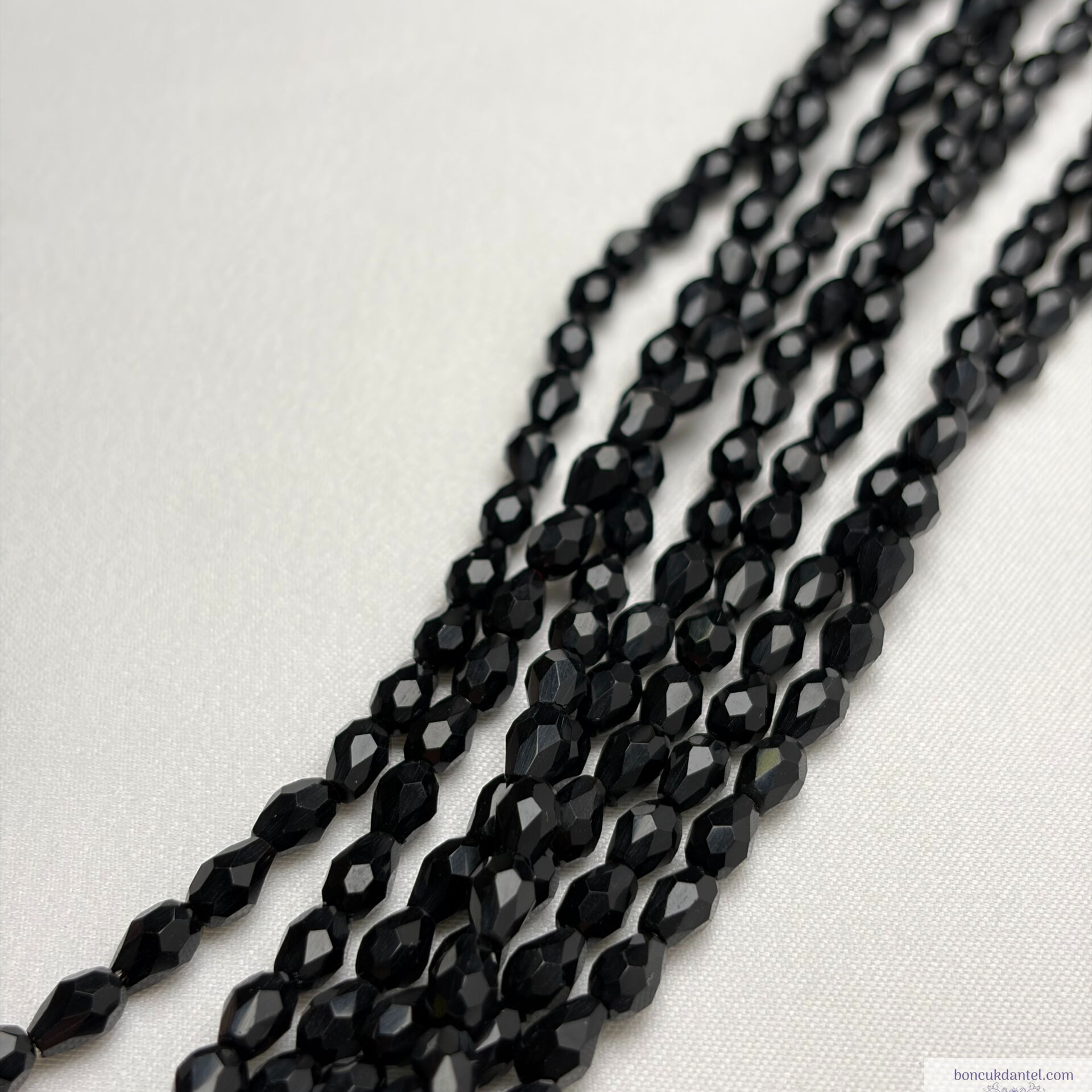 4x6mm İçten Delikli Damla Siyah Rengi